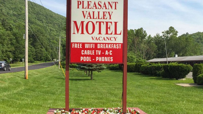 MH PleasantValleyMotel WestStockbridge MA Property Exterior