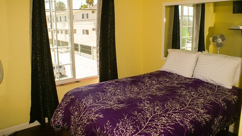 MH PlazaHotelGardena Gardena CA Guestroom StandardQueen