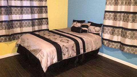 MH PlazaHotelGardena Gardena CA Guestroom StandardQueen