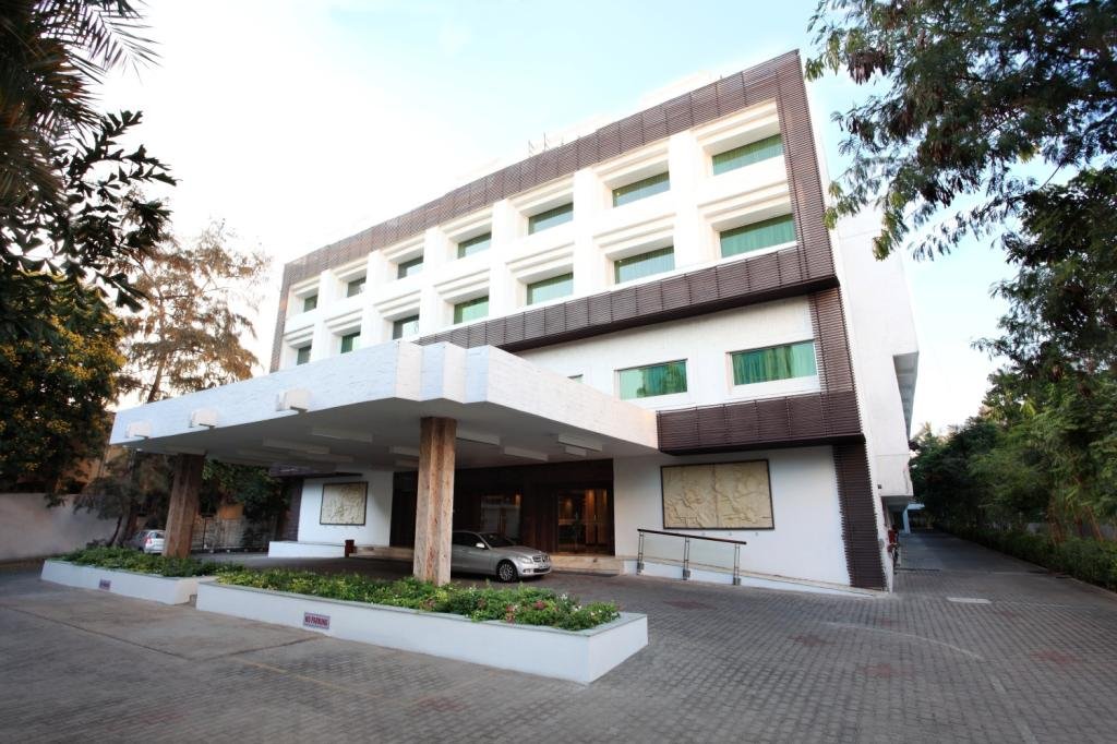 Abu Sarovar Portico