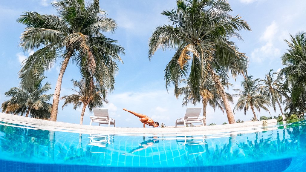 Holiday Inn Resort Kandooma Maldives - Yoga by the pool