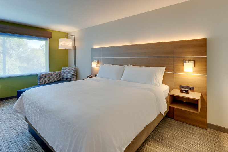 Holiday Inn Express and Suites Roanoke – Civic Center