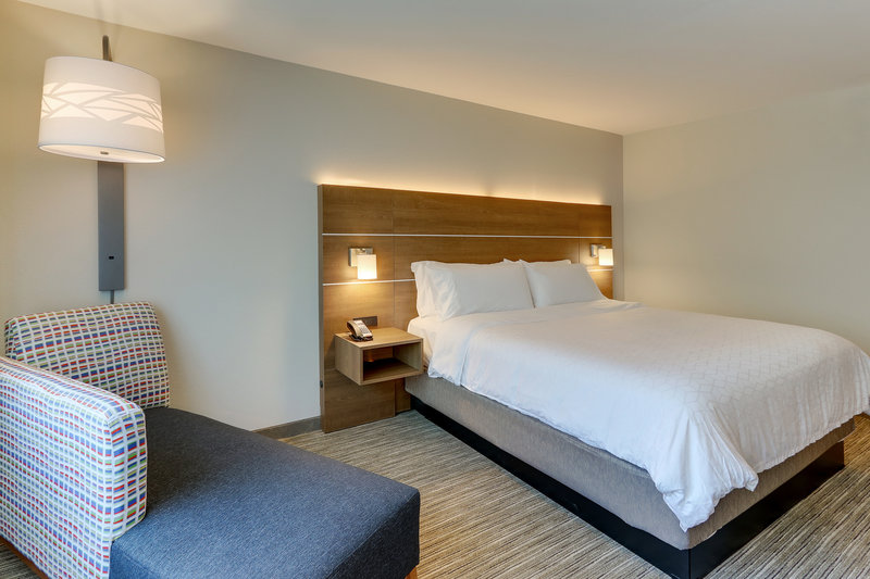 Holiday Inn Express and Suites Roanoke – Civic Center