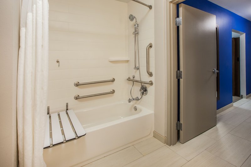 1 QUEEN BED HEAR MOBILITY ACCESS TUB NS