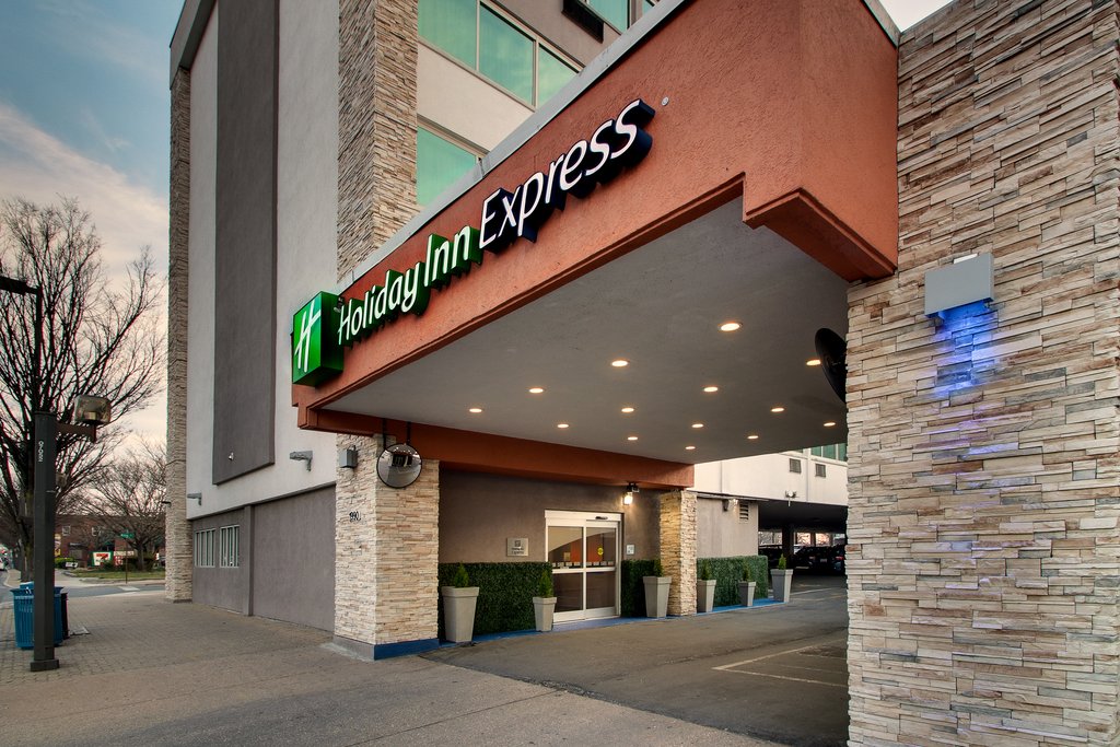 Easy Access Right off of Georgia Avenue