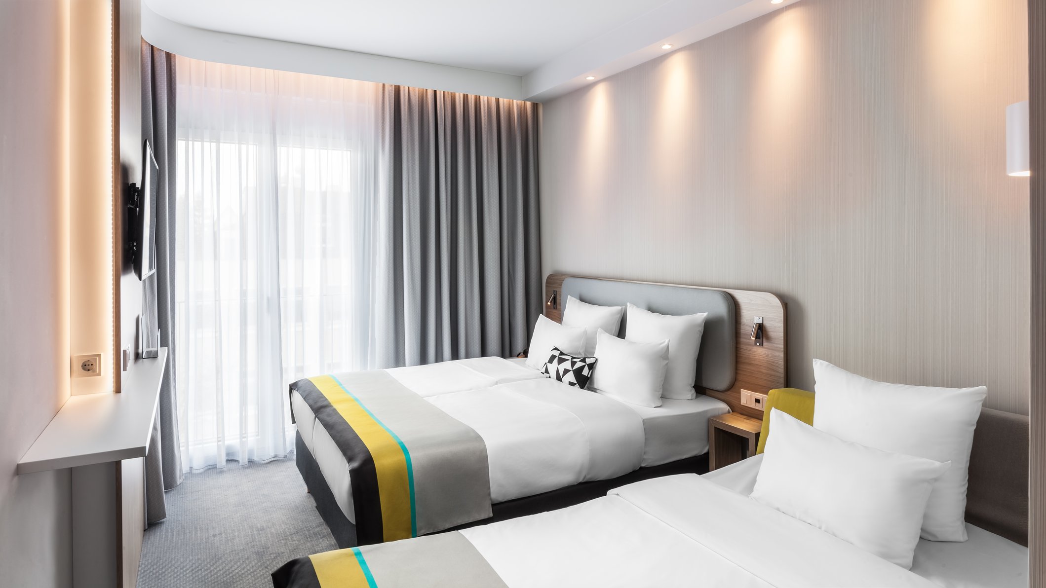 Holiday Inn Express Düsseldorf - Hauptbahnhof by IHG Room Type - Standard Queen Room with Sofa
