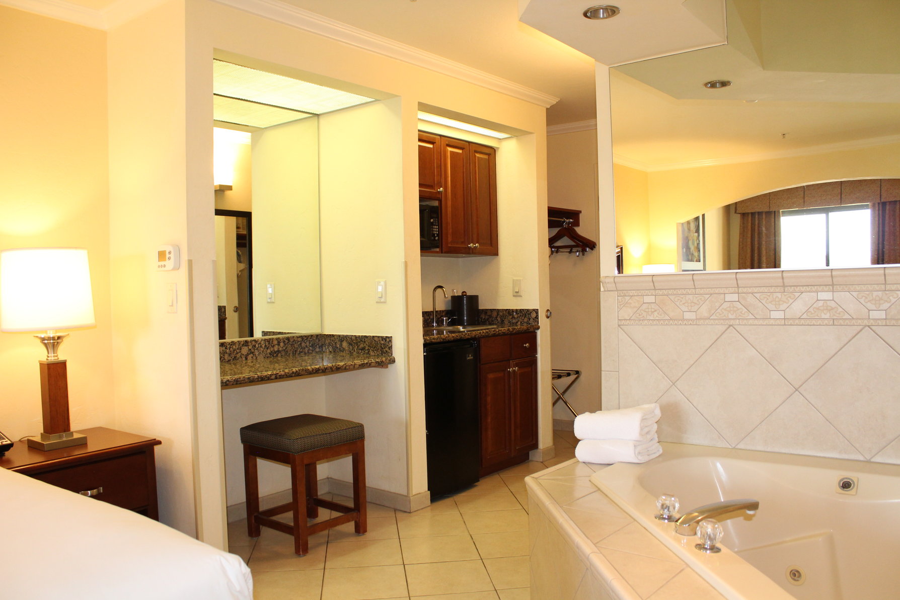 Holiday Inn Express & Suites TUCSON Room Type - 1 King 1 Bedroom Suite Jetted Tub