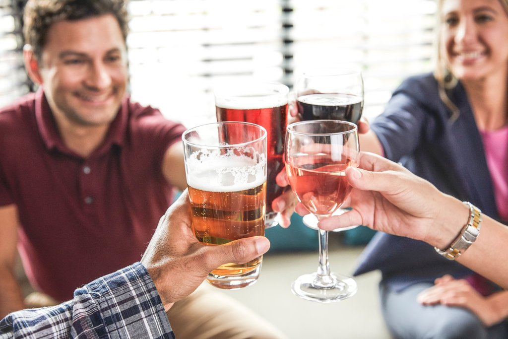 Complimentary drinks & appetizers on select nights