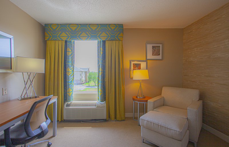 HOLIDAY INN EXP STE THE WOODLA