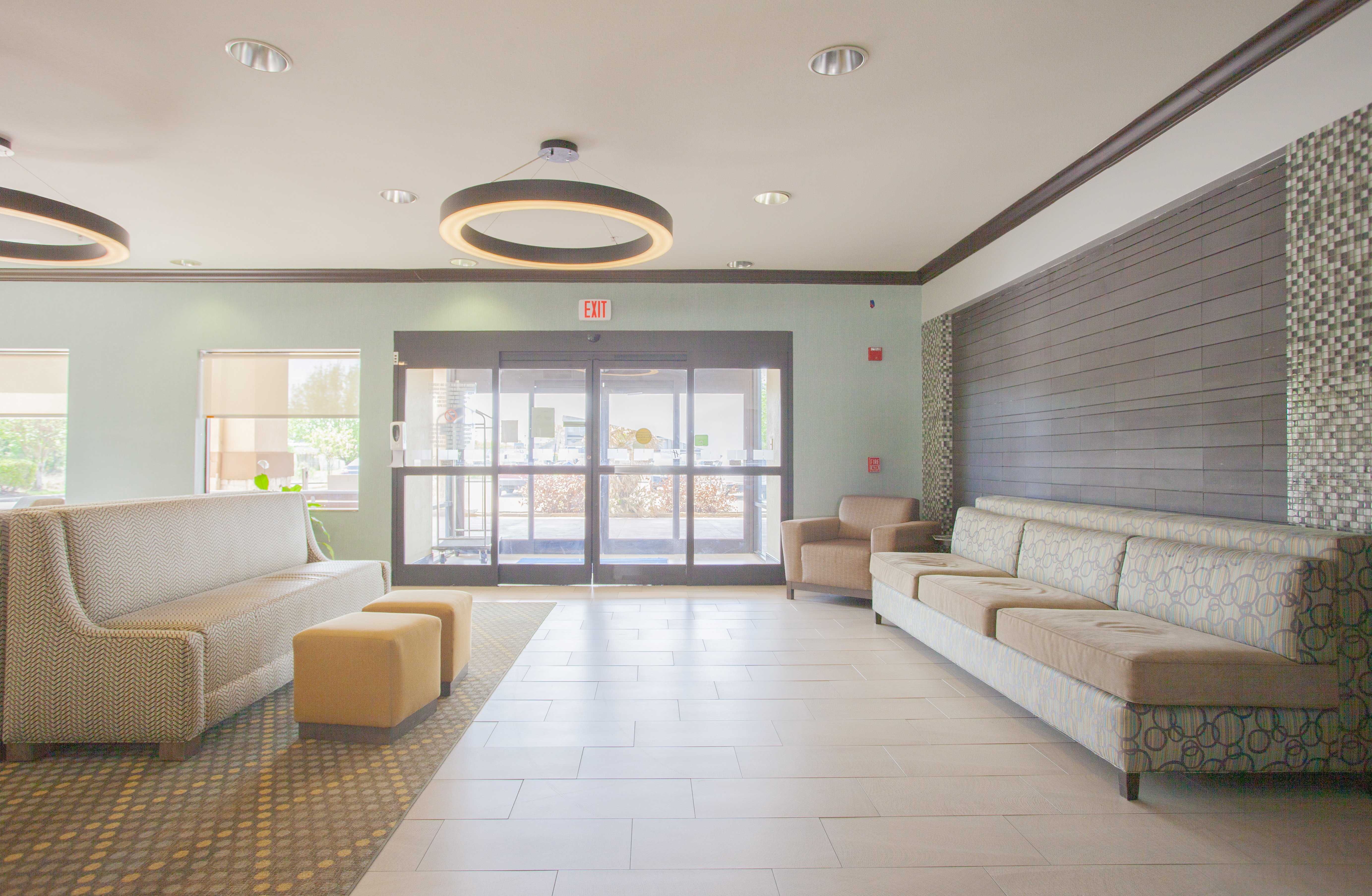 Holiday Inn Express Hotel & Suites