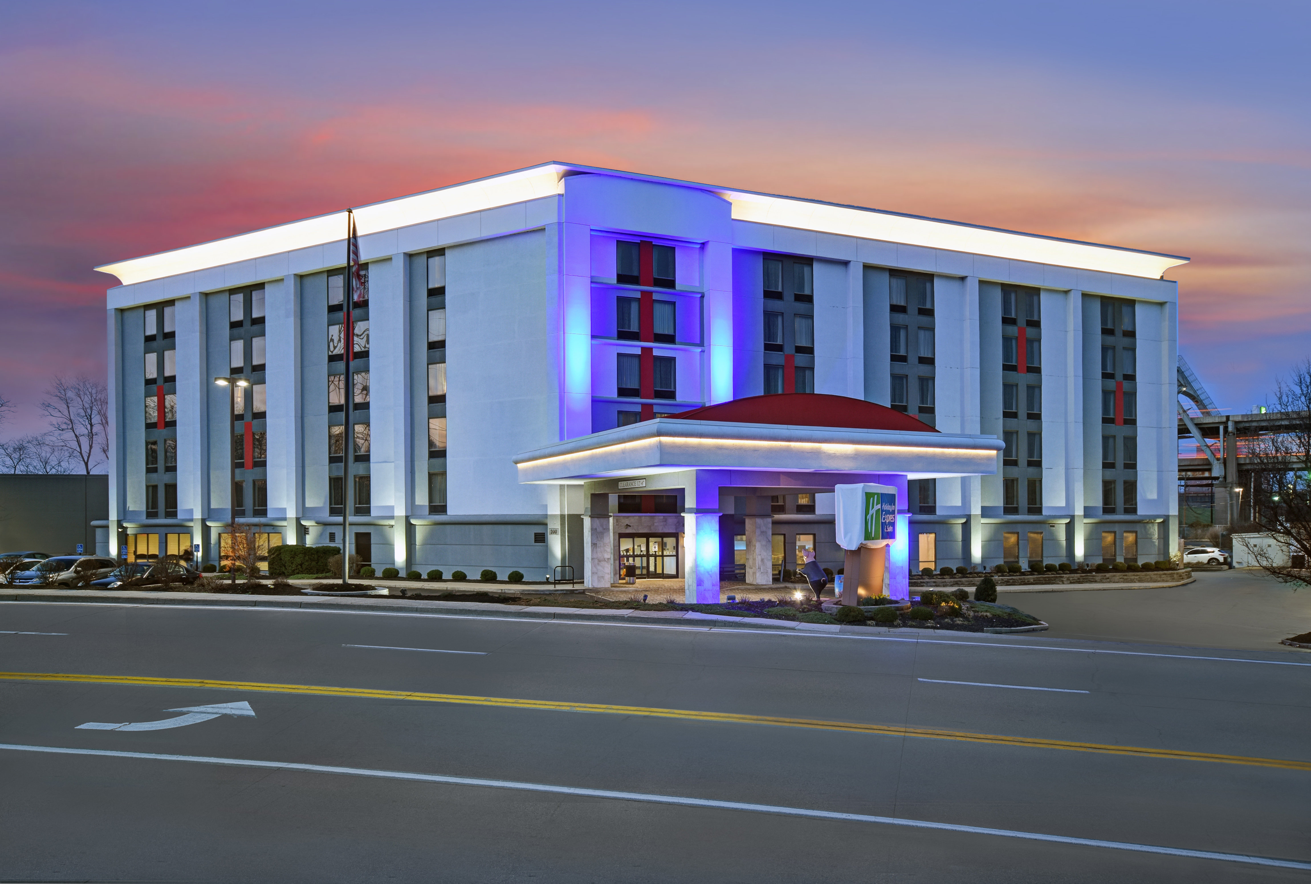 Holiday Inn Express & Suites Riverfront