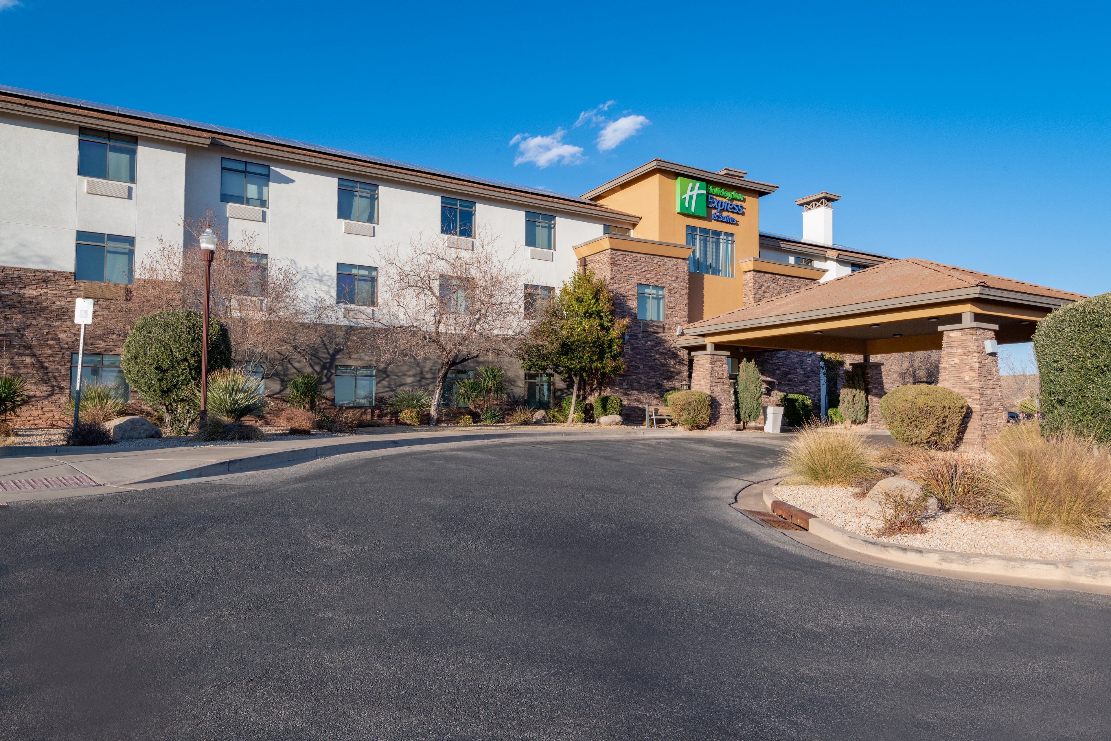 Holiday Inn Express Hotel & Suites