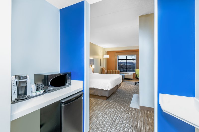 1 KING BED FEATURE NONSMOKING