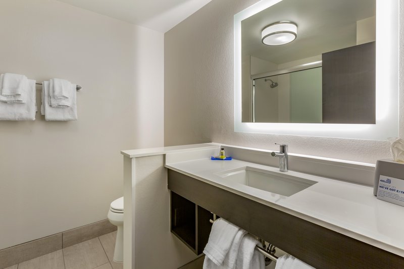 Holiday Inn Express and Suites Phoenix Dwtn – State Capitol