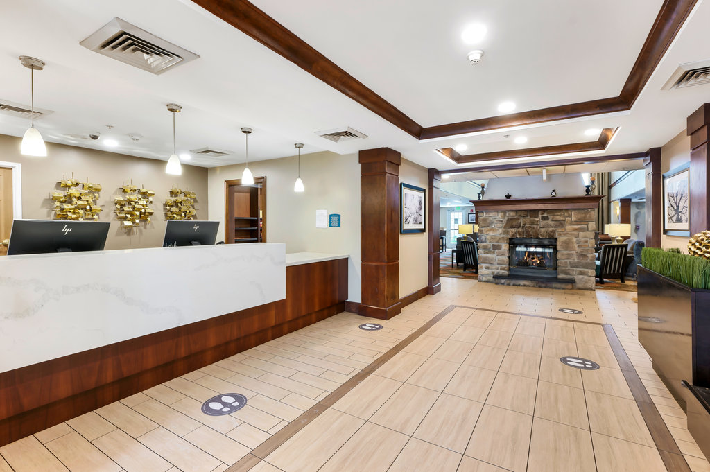 Hotel Lobby & Front Desk