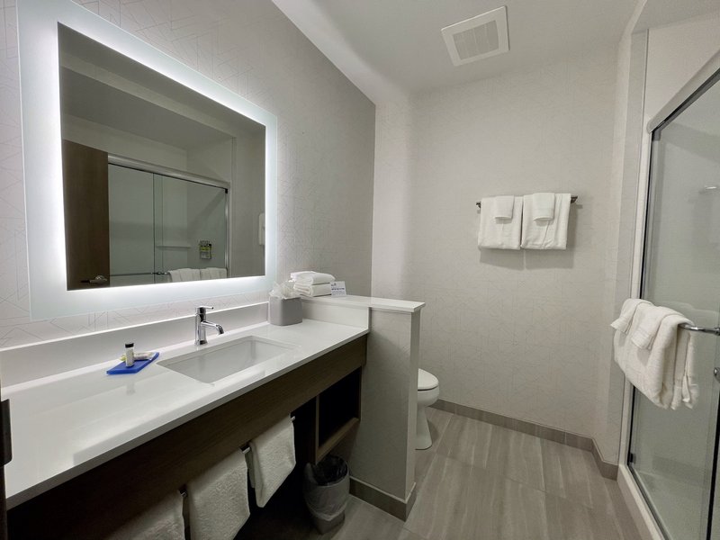 Holiday Inn Express and Suites Ft. Smith – Airport