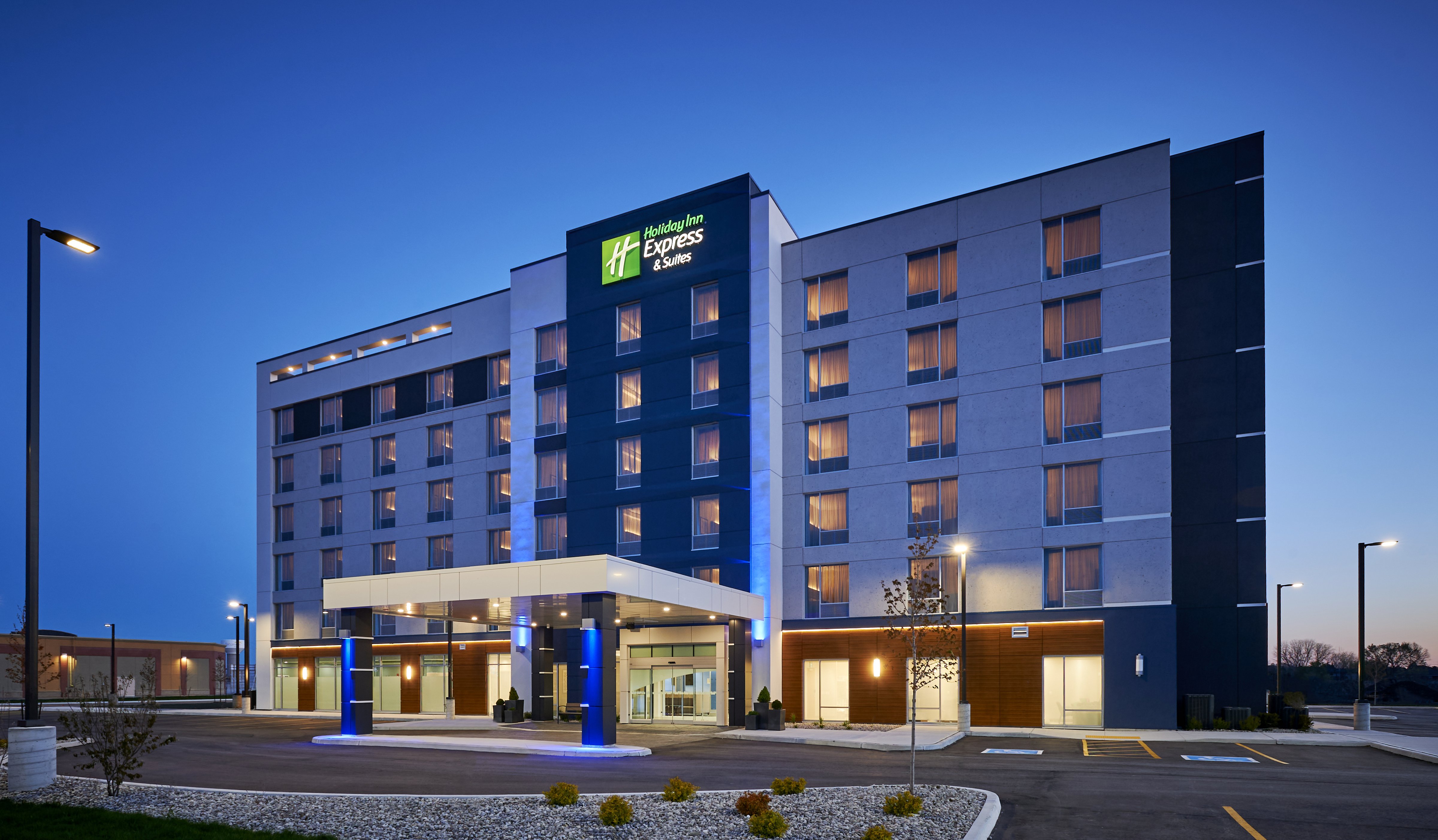 Holiday Inn Express & Suites Lakeshore
