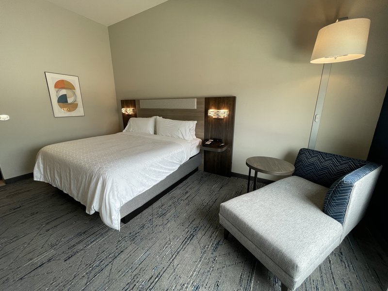 Holiday Inn Express and Suites Ft. Smith – Airport
