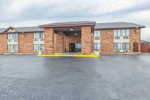 MH Magnuson Hotel Camelot Pontoon Beach IL Property Exterior