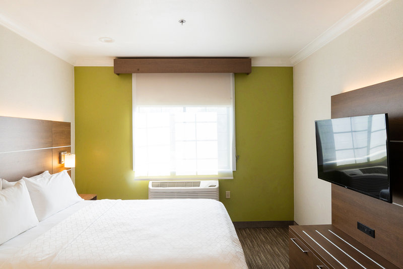 Holiday Inn Express and Suites Davis – University Area