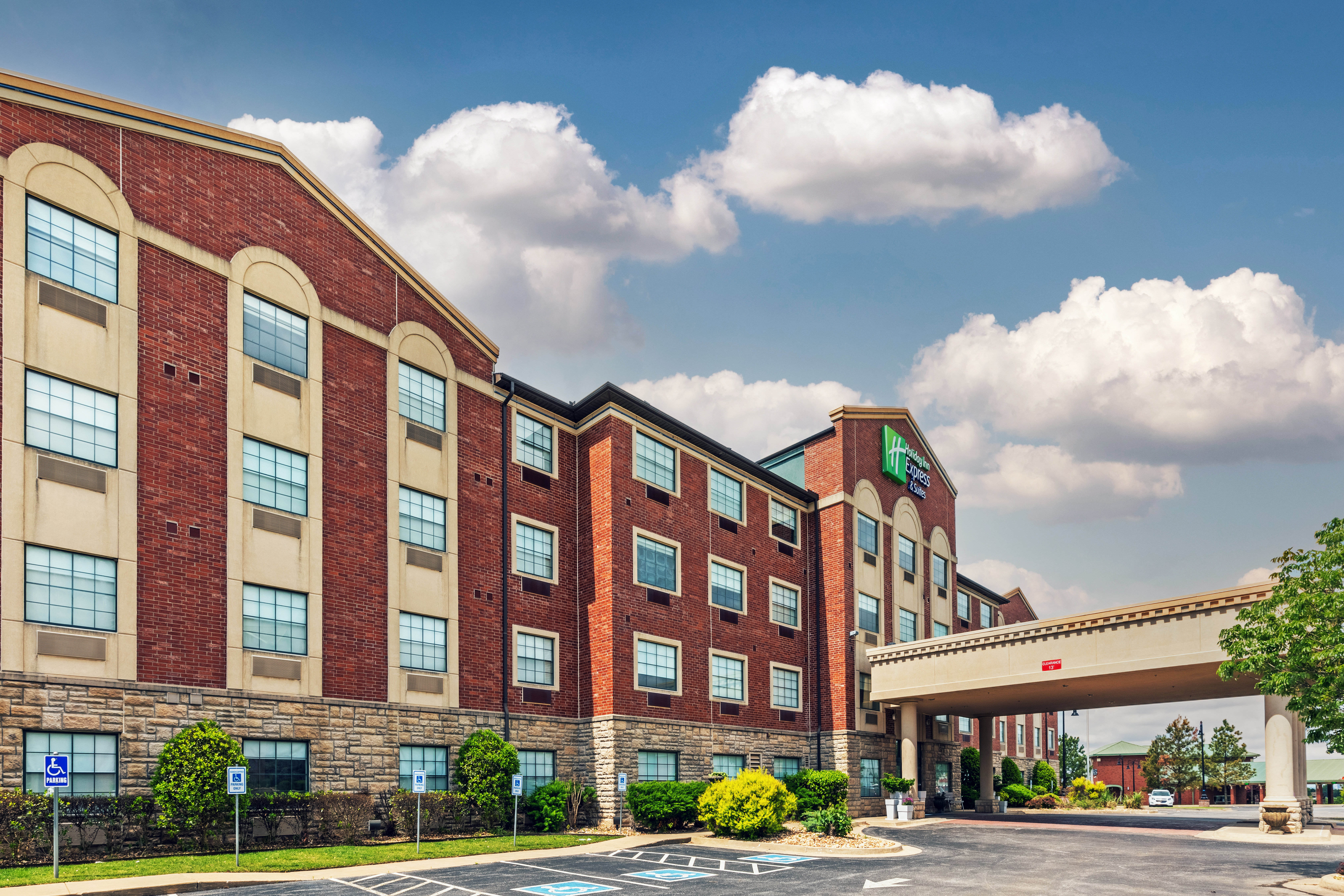Holiday Inn Express Hotel & Suites