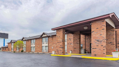 MH Magnuson Hotel Camelot Pontoon Beach IL Property Exterior