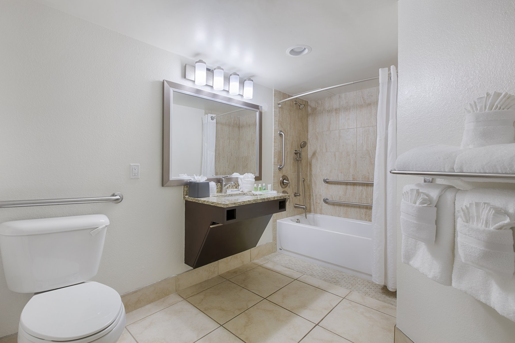 Holiday Inn Resort DAYTONA BEACH OCEANFRONT Room Type - 1 Queen Comm Access Tub Oceanfront