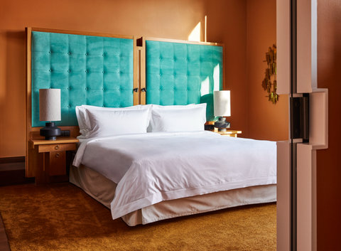 Deluxe Suite - Livingroom to Bedroom