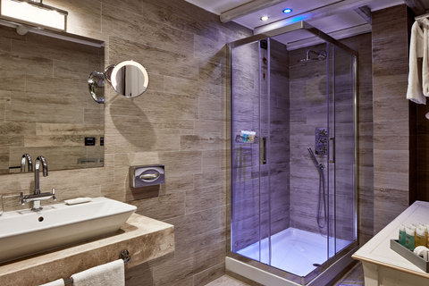 Superior Garden Side Bathroom