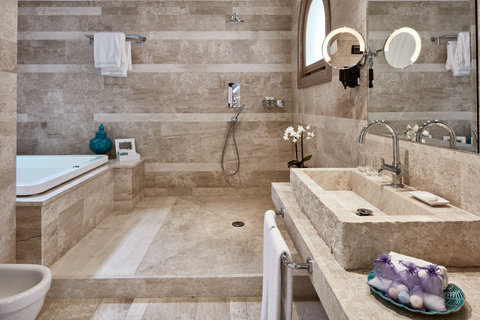 Junior Suite Bathroom