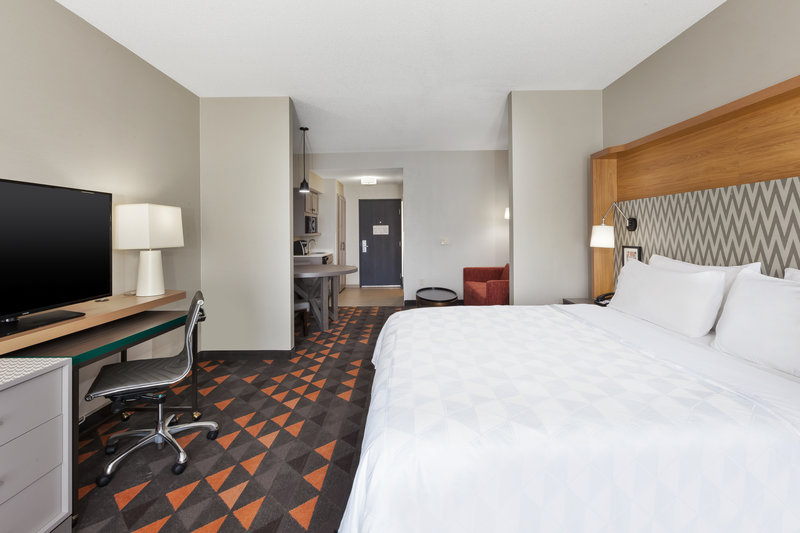 HOLIDAY INN EXP HOTEL AND STES