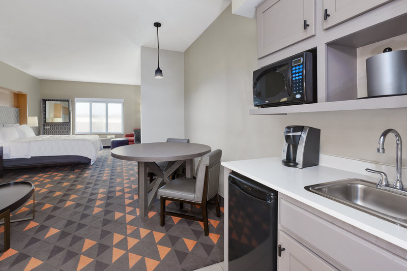 HOLIDAY INN EXP HOTEL AND STES