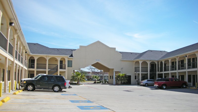 MH Garden Innand Suites Dallas TX Exterior