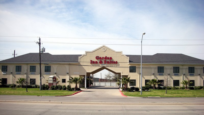 MH Garden Innand Suites Dallas TX Exterior