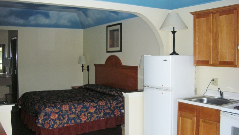 MH Garden Innand Suites Dallas TX Guestroom Queen Kitchen