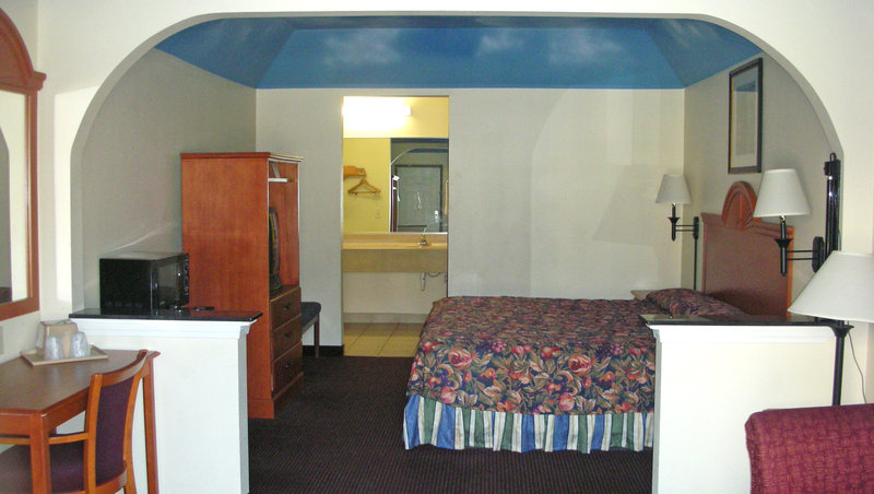 MH Garden Innand Suites Dallas TX Guestroom Queen