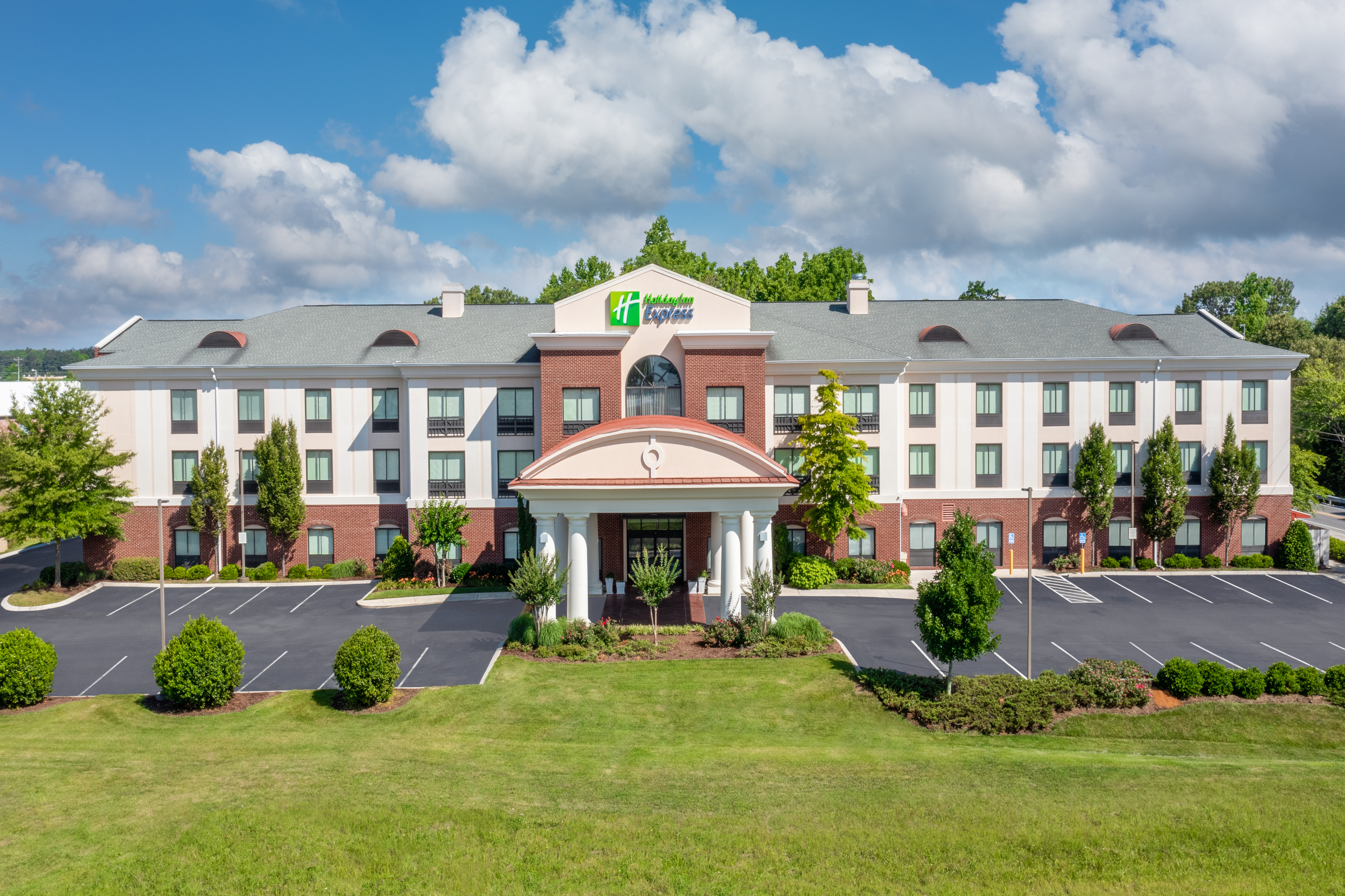 Holiday Inn Express Hotel & Suites