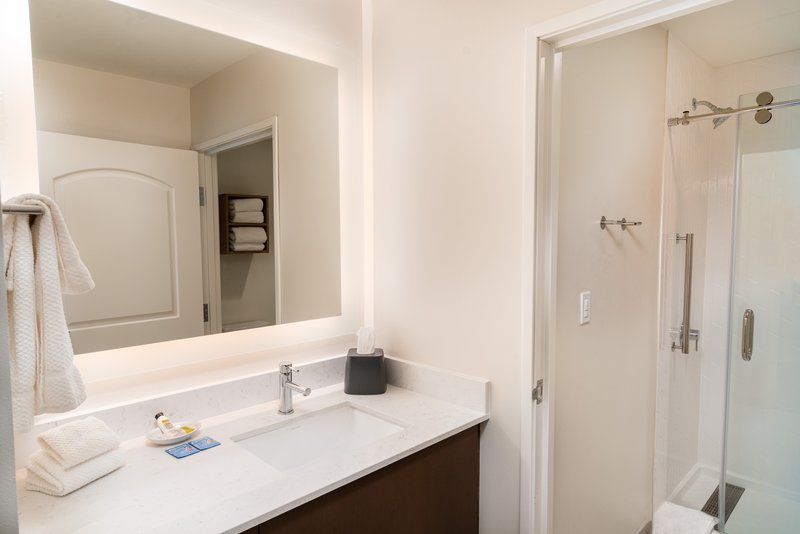 2 QUEEN BED 1 BEDROOM SUITE NON SMOKING