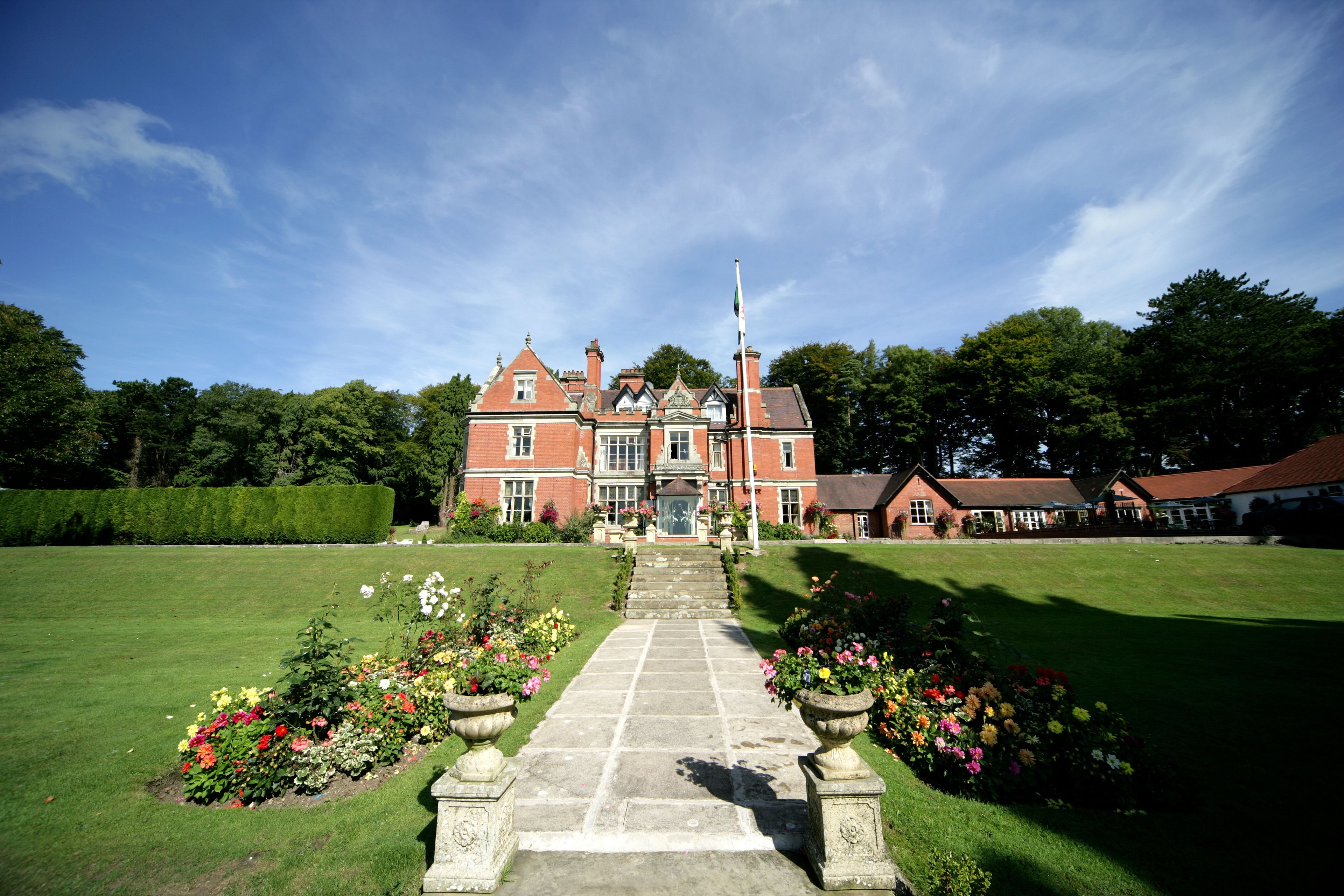 Coed-Y-Mwstwr Hotel