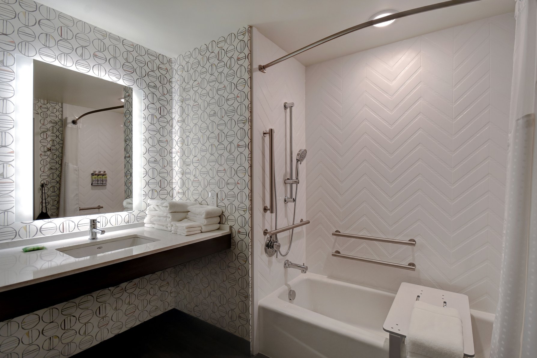 Holiday Inn ERIE Room Type - 1 King Standard Mobility Accessible Tub