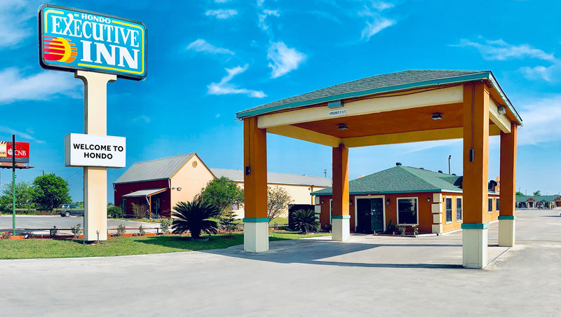 MH Executive Inn Hondo TX Property Exterior