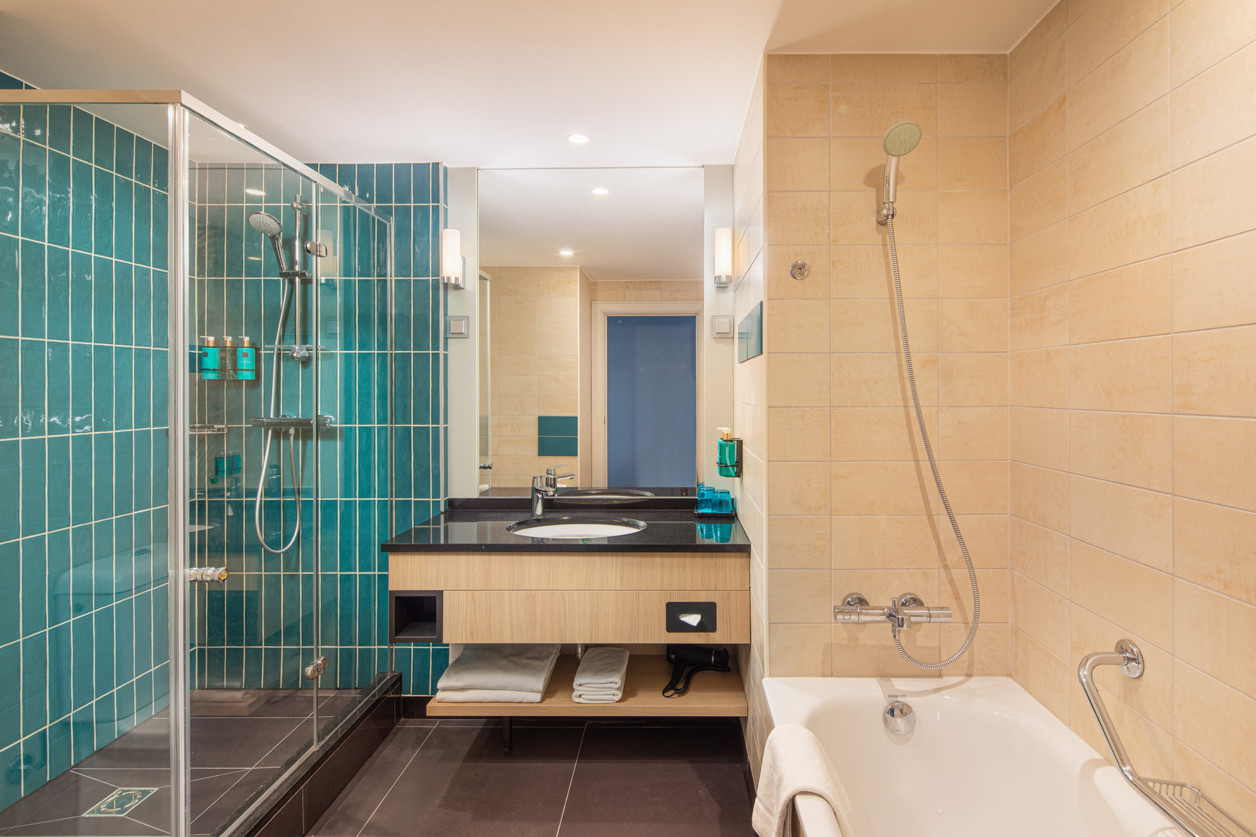 Crowne Plaza BUDAPEST Room Type - 1 King Bed Premium with access to Club Lounge