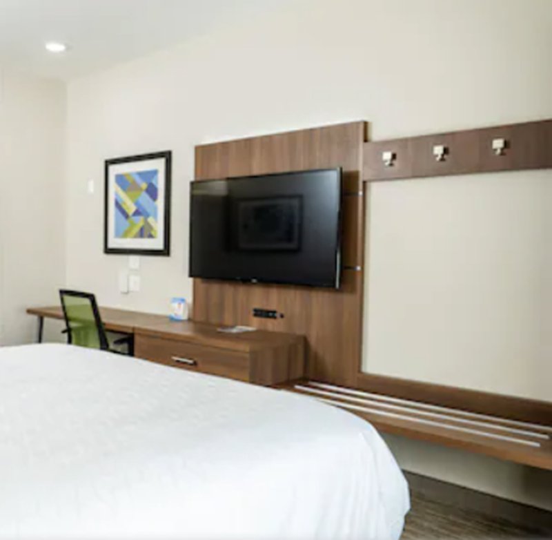 Holiday Inn Express and Suites Lake Forest – Irvine East