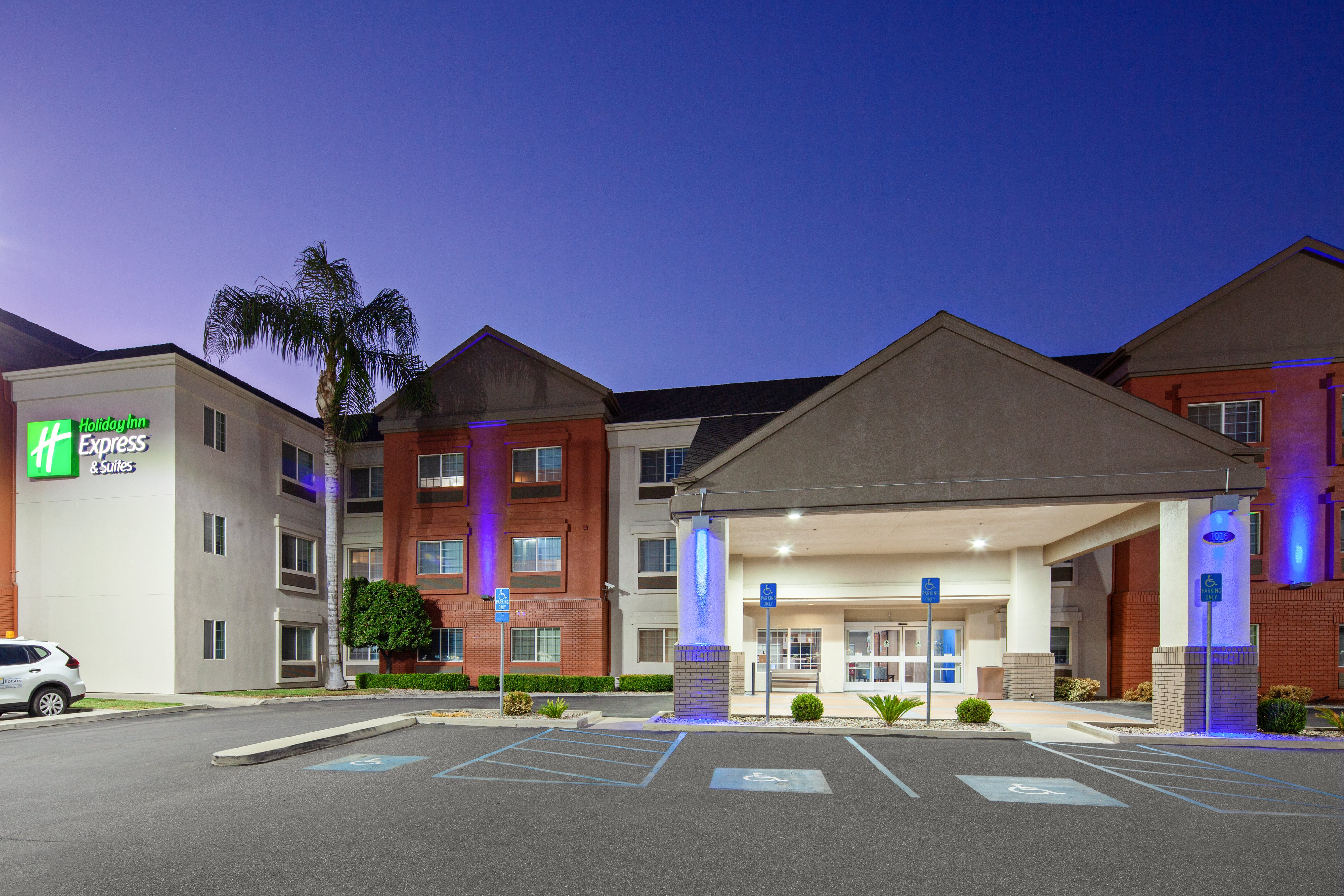 Holiday Inn Express & Suites Tulare
