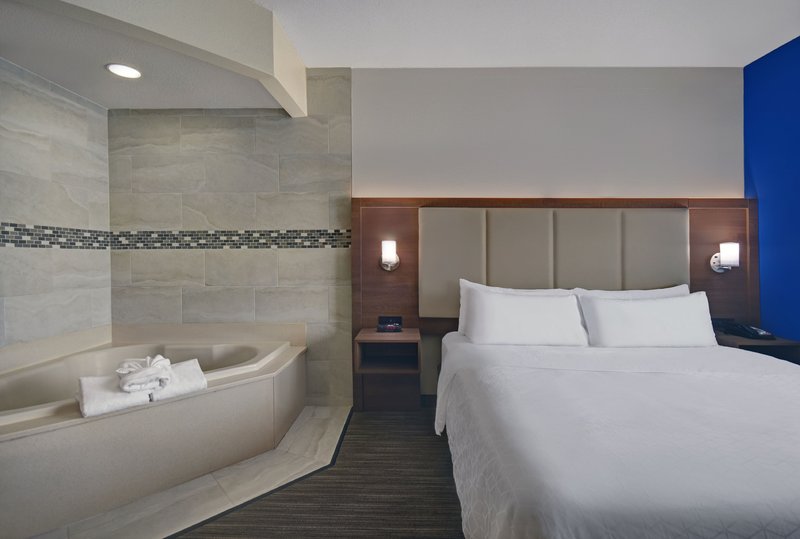 HOLIDAY INN EXPRESS MARSHALL