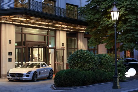 RFH The Charles Hotel - Entrance