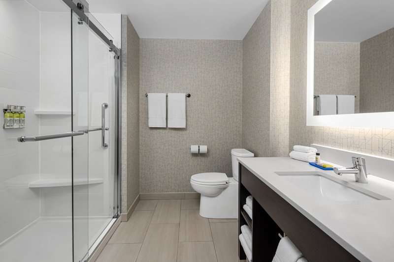 Holiday Inn Express and Suites Woodside LaGuardia Airport