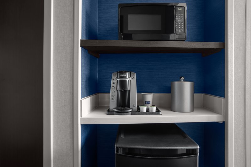 Holiday Inn Express and Suites Woodside LaGuardia Airport