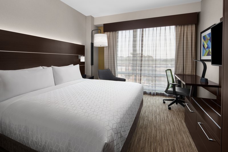Holiday Inn Express and Suites Woodside LaGuardia Airport