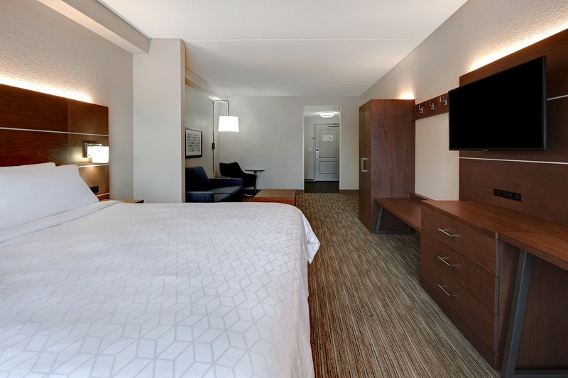 1 KING BED SUITE NONSMOKING